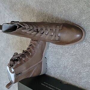 NIB Vionic brown boots size 5